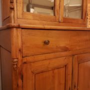 Credenza con alzata a vetrina in legno di pero metà Ottocento toscana. Particolare dei cassetti. Mobili antichi Siena e Firenze