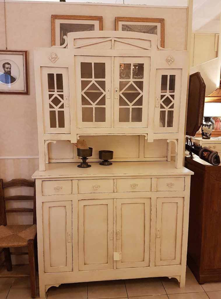 Credenza con alzata a vetrina in stile liberty originale, rifinita con laccatura a mano bianca. Mobili antichi Siena e Firenze