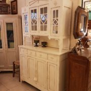 Credenza con alzata a vetrina in stile liberty originale, rifinita con laccatura a mano bianca. Particolare del fianco Mobili antichi Siena e Firenze