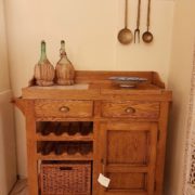 Credenza con cassetti e porta bottiglie in olmo spazzolato. Mobili country su misura Siena e Firenze