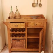 Credenza con cassetti e porta bottiglie in olmo spazzolato. Particolare di un'anta e un cassetto aperto. Mobili country su misura Siena e Firenze