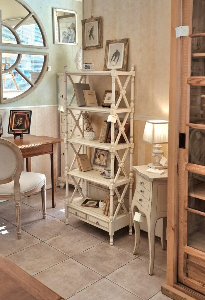 Libreria etagere stile inglese in legno di ciliegio, due cassetti laccata a mano. Arredamento classsico contemporaneo Siena e Firenze.