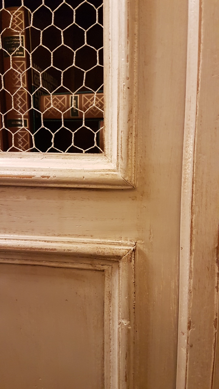 Arredamento Contemporaneo Mobili Country Su Misura Siena – Firenze »  Angoliera toscana, due ante, in legno di abete vecchio, laccata a tempera.