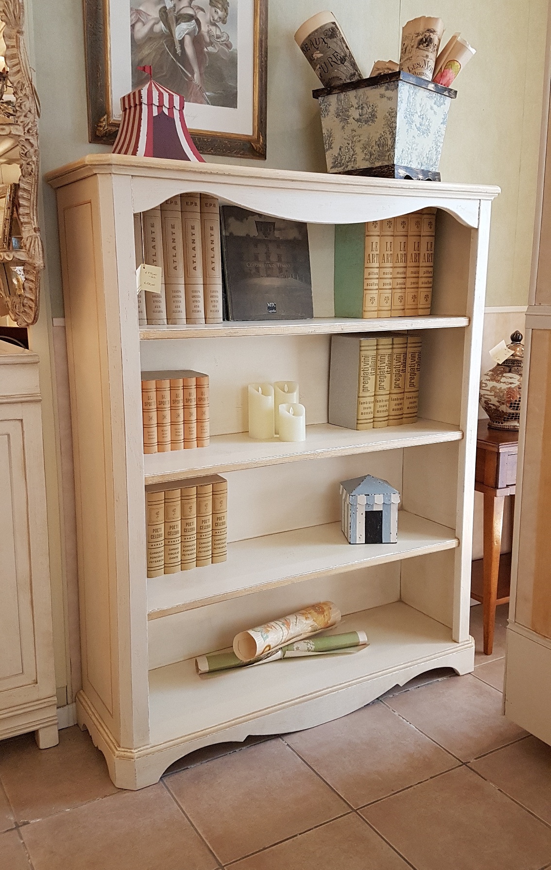 Libreria in legno massello di tiglio fatta a mano in perfetto stile Country.