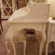 Scrittoio in legno di tiglio a sei cassetti, piano rettangolare e alzata, laccato e decorato a mano. Il fianco. Arredamento contemporaneo su misura Siena e Firenze