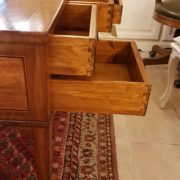 Scrivania lastronata in legno di noce, cinque cassetti piano rettangolare. Il fianco. Arredamento contemporaneo Siena e Firenze