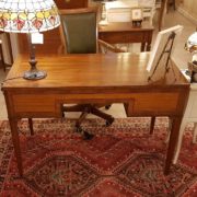 Scrivania lastronata in legno di noce, cinque cassetti piano rettangolare. Il retro. Arredamento contemporaneo Siena e Firenze