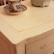 Coppia di tavolini comodini laccati a mano in legno di faggio con due cassetti.Particolare filetto sul piano.Arredamento contemporaneo su misura Siena e Firenze