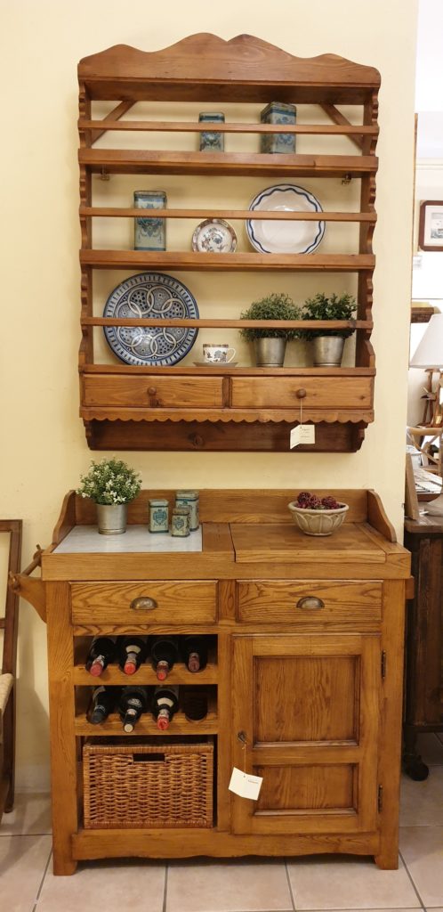 Credenza con cassetti e porta bottiglie in olmo spazzolato con piattaia. Mobili country su misura Siena e Firenze