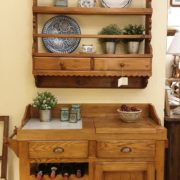 Credenza con cassetti e porta bottiglie in olmo spazzolato. Mobili country su misura Siena e Firenze