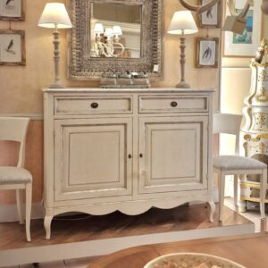 Credenza in legno di tiglio laccata a mano con due cassetti e due sportelli. Arredamento classico contemporaneo Siena e Firenze.