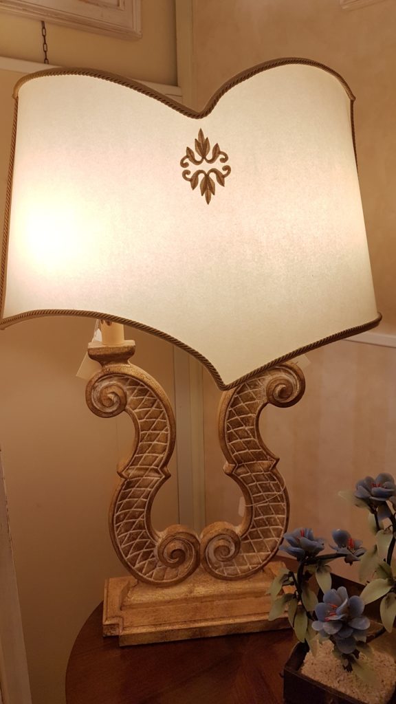 Lampada in legno intagliato a due bracci in foglia oro sbiancata.Arredamento classico contemporaneo Siena e Firenze