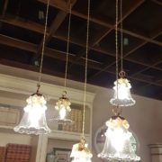 Lampadario a cinque pendenti in cristallo di murano. Particolare attacco al soffitto.Arredamento classico contemporaneo Siena e Firenze