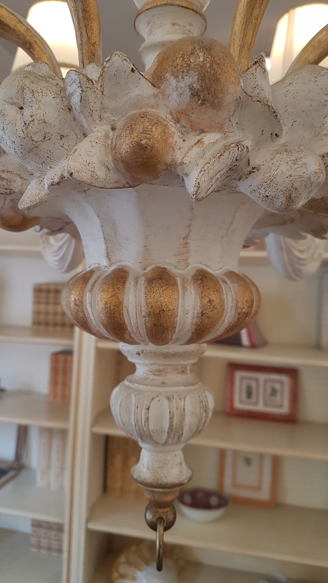 Arredamento Contemporaneo Mobili Country Su Misura Siena – Firenze »  Lampada candelabro in legno intagliato con laccatura in foglia oro  sbiancata.