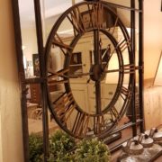 Orologio specchiera industrial in ferro con numeri in ottone. Vista di fianco. Arredamento classico contemporaneo Siena e Firenze