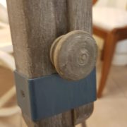 Piantana coloniale in legno di teak spazzolato. Particolare base cavalletto. Arredamento classico contemporaneo Siena e Firenze