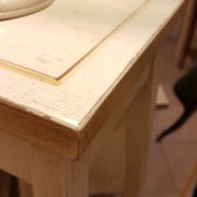 Porta vaso colonna in legno laccato a mano a quattro gambe con piano quadrato. La finitura a mano. Arredamento classico contemporaneo Siena e Firenze