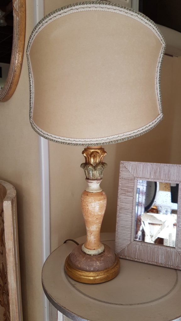 Lampada in legno intarsiato policromo con foglia oro con paralume a ventola stondata in pergamena. Arredamento classico contemporaneo Siena e Firenze