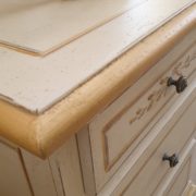 Coppia di comodini laccati a mano in legno di tiglio con cornice a terra e tre cassetti.Particolare piano.Arredamento contemporaneo su misura Siena e Firenze