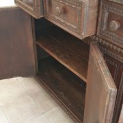 Credenza toscana antica della metà del '600 in legno massello di noce. aperta. Mobile antichi Siena e Firenze