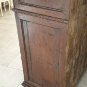 Credenza toscana antica della metà del '600 in legno massello di noce.Fianco. Mobile antichi Siena e Firenze