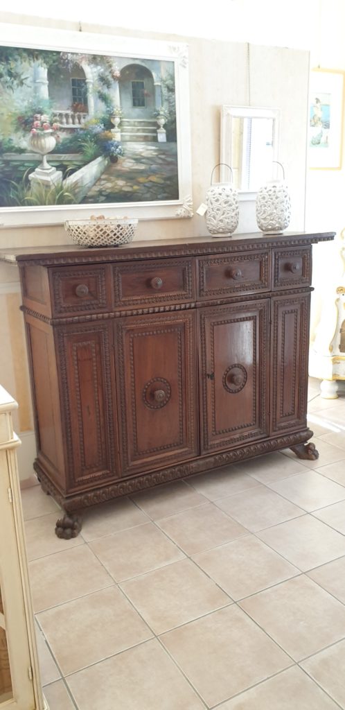 Credenza toscana antica della metà del '600 in legno massello di noce.Mobile antichi Siena e Firenze