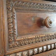 Credenza toscana antica della metà del '600 in legno massello di noce.Particolare intaglio.Mobile antichi Siena e Firenze