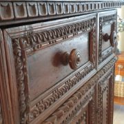 Credenza toscana antica della metà del '600 in legno massello di noce.Particolare.Mobile antichi Siena e Firenze