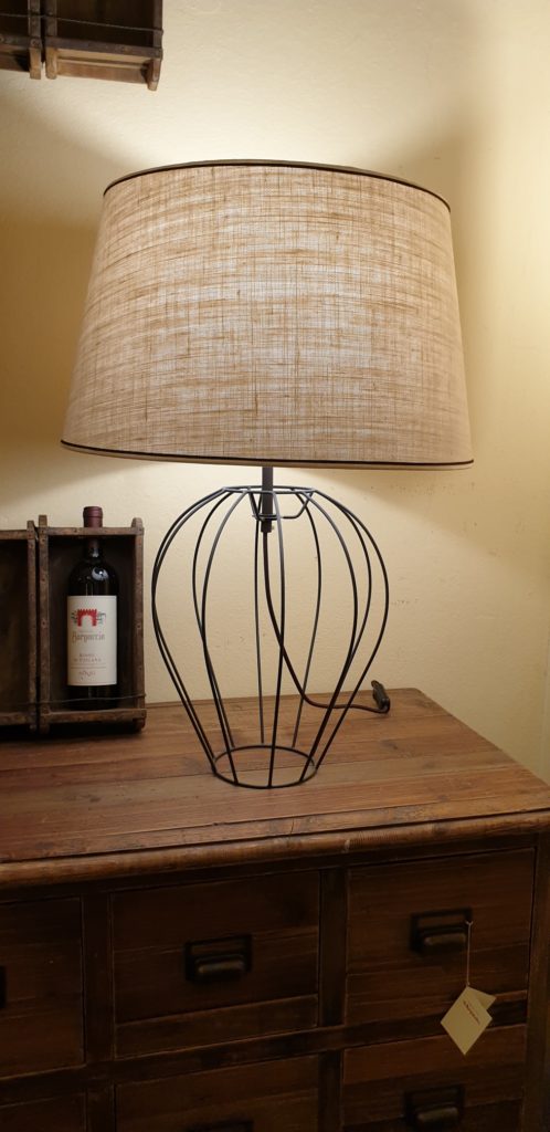 Lampada Mongolfiera con base in ferro e paralume tronco di cono.Arredamento classico contemporaneo Siena e Firenze.