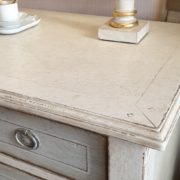 Cassettone in ciliegio laccato a mano a sette cassetti 3+4. Particolare piano.Arredamento classico contemporaneo Siena e Firenze