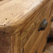 Cassettone in legno di abete antico massello. Particolare piano. Arredamento classico contemporaneo Siena e Firenze.