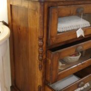 Cassettiera Toscana antica metà '800 in legno di larice massello a sei cassetti a vetro. Particolare .Mobili antichi Siena e Firenze