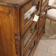 Cassettiera Toscana antica metà '800 in legno di larice massello a sei cassetti a vetro. Particolare. Mobili antichi Siena e Firenze