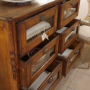 Cassettiera Toscana antica metà '800 in legno di larice massello a sei cassetti a vetro.Cassetti aperti. Mobili antichi Siena e Firenze