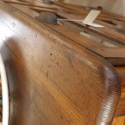 Cassettiera Toscana antica metà '800 in legno di larice massello a sei cassetti a vetro.Particolare piano. Mobili antichi Siena e Firenze