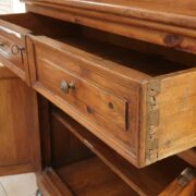 Credenza con alzata a vetrina in cipresso fine Ottocento. I cassetti aperti. Mobili antichi Siena e Firenze.