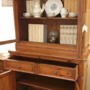 Credenza con alzata a vetrina in cipresso fine Ottocento. Interno sopra e sotto. Mobili antichi Siena e Firenze.