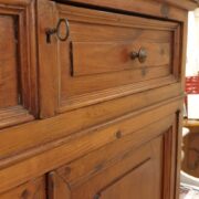 Credenza con alzata a vetrina in cipresso fine Ottocento. La chiusura. Mobili antichi Siena e Firenze.