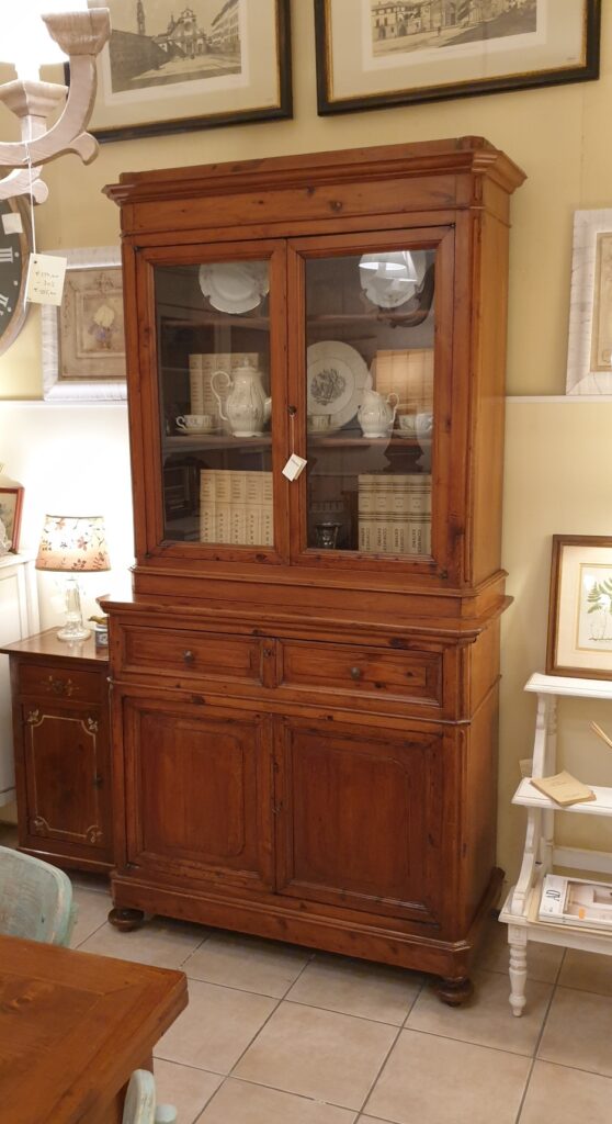 Credenza con alzata a vetrina in cipresso fine Ottocento. Mobili antichi Siena e Firenze.