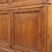 Credenza con alzata a vetrina in cipresso fine Ottocento. Particolare delle ante inferiori. Mobili antichi Siena e Firenze.