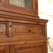 Credenza con alzata a vetrina in cipresso fine Ottocento. Vista frontale. Mobili antichi Siena e Firenze.