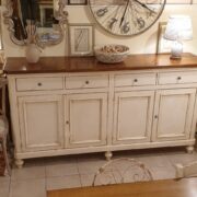 Credenza toscana in legno di tiglio laccata quattro cassetti e quattro ante con piano in larice antico mielato. 1 Arredamento country a misura Siena e Firenze.