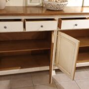 Credenza toscana in legno di tiglio laccata quattro cassetti e quattro ante con piano in larice antico mielato. Aperta. Arredamento country a misura Siena e Firenze.