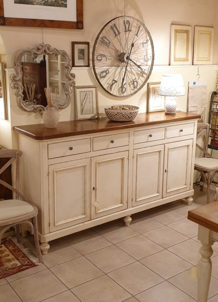 Credenza toscana in legno di tiglio laccata quattro cassetti e quattro ante con piano in larice antico mielato. Arredamento country a misura Siena e Firenze.