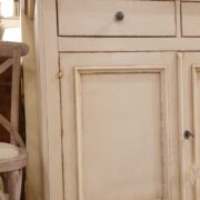 Credenza toscana in legno di tiglio laccata quattro cassetti e quattro ante con piano in larice antico mielato. Fianco 2Arredamento country a misura Siena e Firenze.