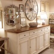 Credenza toscana in legno di tiglio laccata quattro cassetti e quattro ante con piano in larice antico mielato. Fianco. Arredamento country a misura Siena e Firenze.