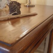 Vetrina Luigi XVI in legno di noce massello ad un'anta. Particolare piano. Arredamento classico contemporaneo Siena e Firenze