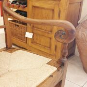 Divanetto Toscano antico in legno di noce metà '800. Particolare seduta. Mobili antichi Siena e Firenze