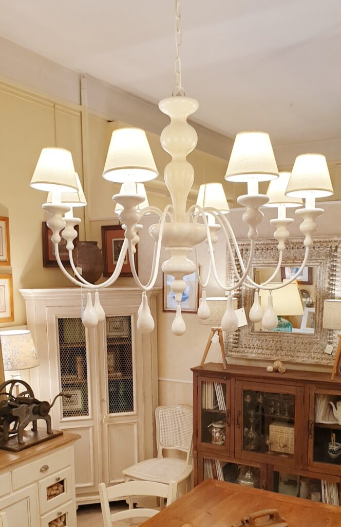 Lampadario a otto luci in legno tornito e ferro laccato bianco. Arredamento classico contemporaneo Siena e Firenze