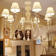 Lampadario a otto luci in legno tornito e ferro laccato bianco. Frontale. Arredamento classico contemporaneo Siena e Firenze